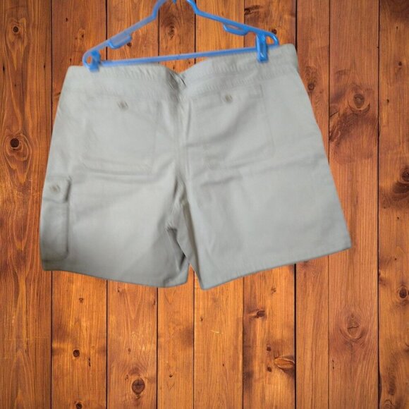 Cabela's Women's Size 18 Khaki Cargo Shorts Utility Pockets Workwear Outdoors - Picture 4 of 4